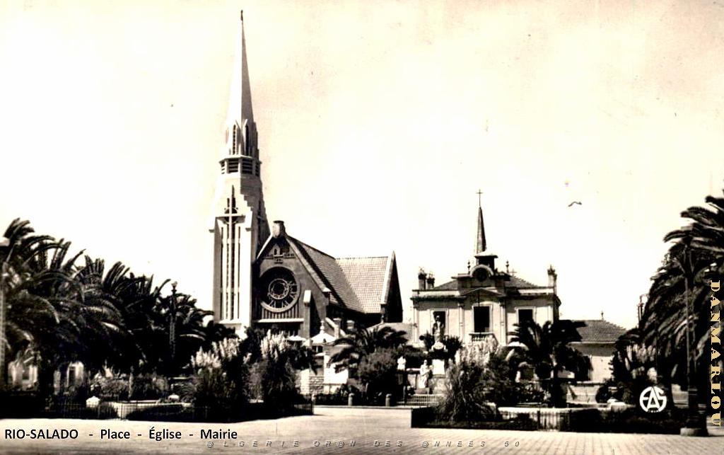 Rio-Salado - Place avec Mairie et Eglise.jpg